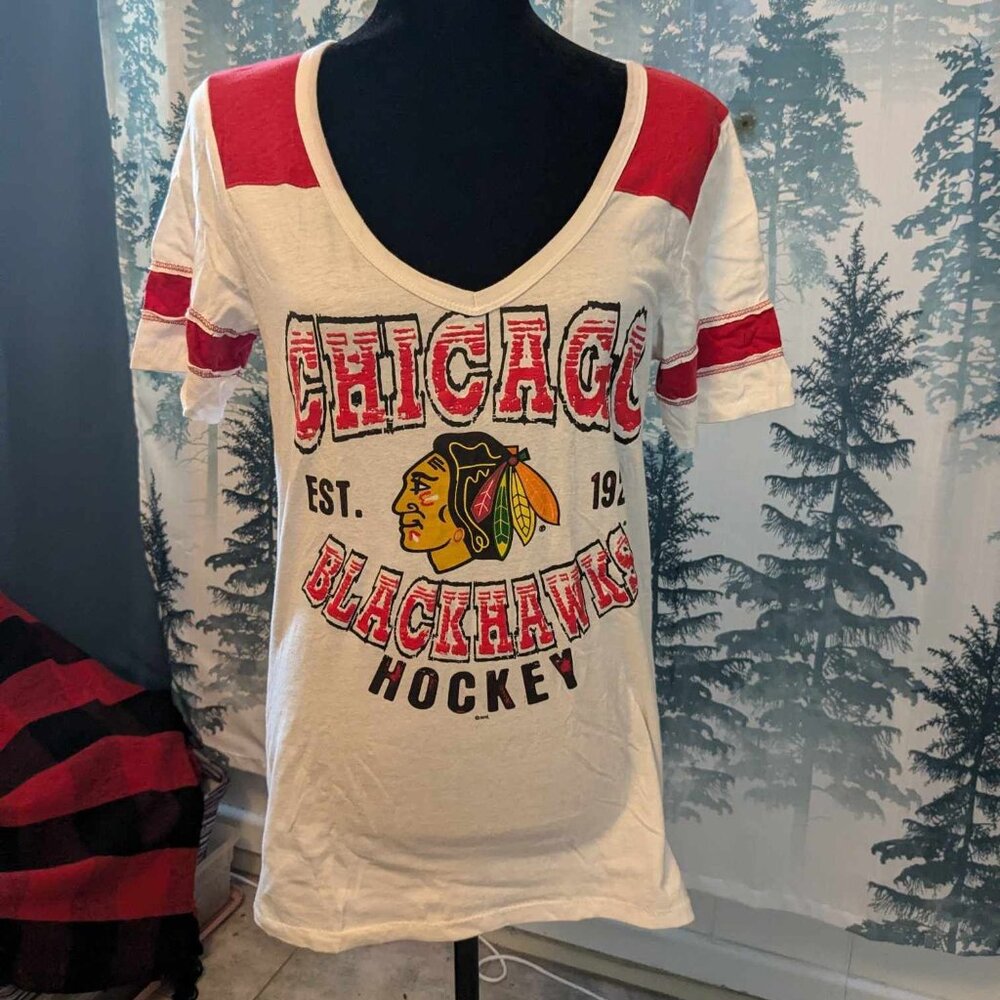 🏒🔥 Vintage Chicago Blackhawks Ladies’ Tee – Size M 🔥🏒